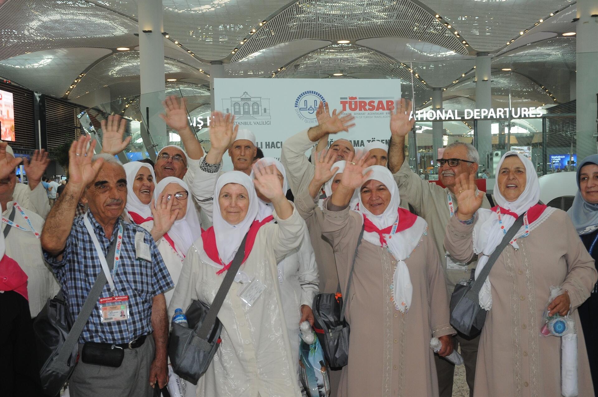 Турецкие паломники в аэропорту
